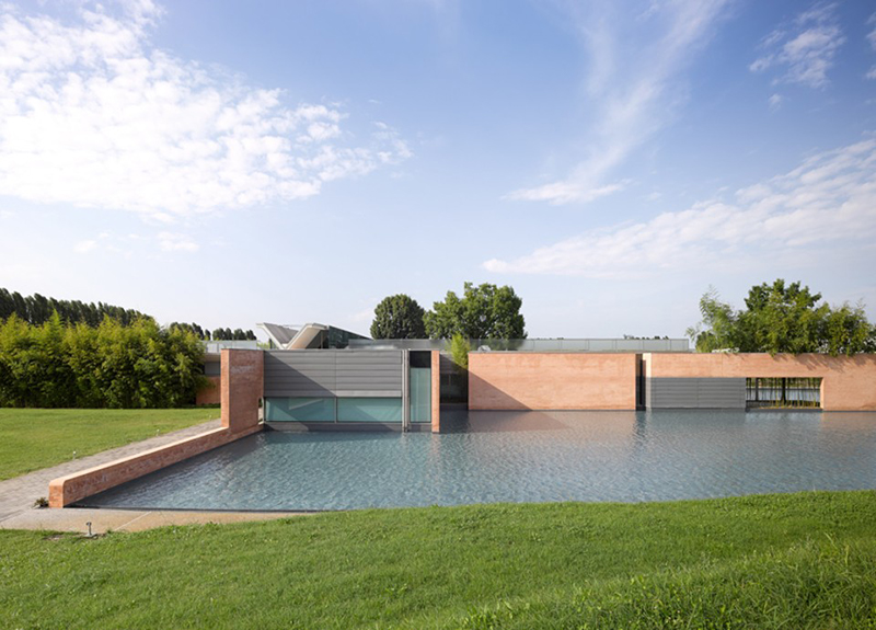 smeg gebäude mit wasser und rasen und blauem himmel