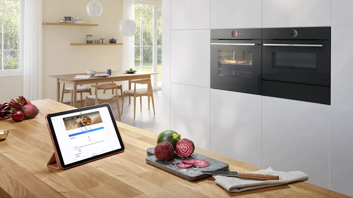 Bosch Home Connect Tablet mit Bosch Home Connect App vor einem Backofen auf einer arbeitsplatte