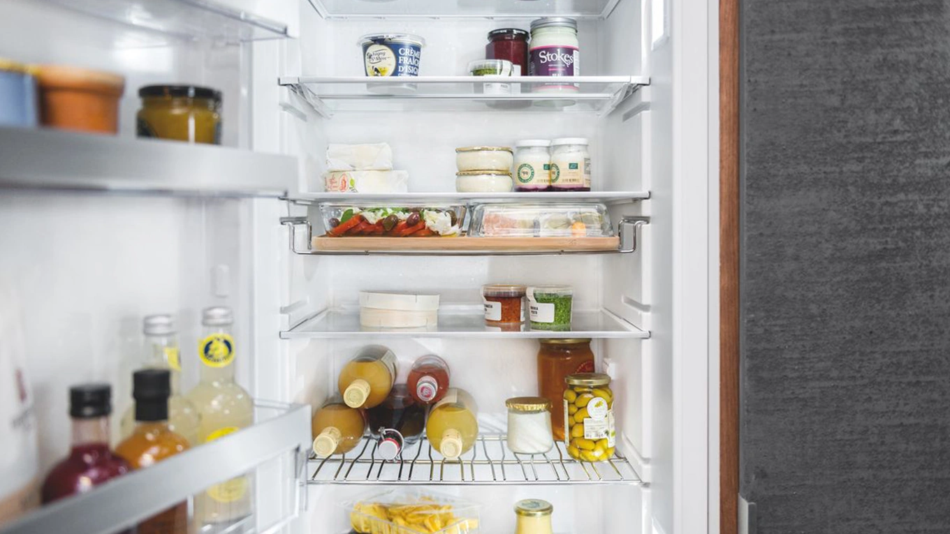 Geöffneter Neff Kühlschrank mit Flaschenablage und Tablett zum Sortieren von Lebensmitteln