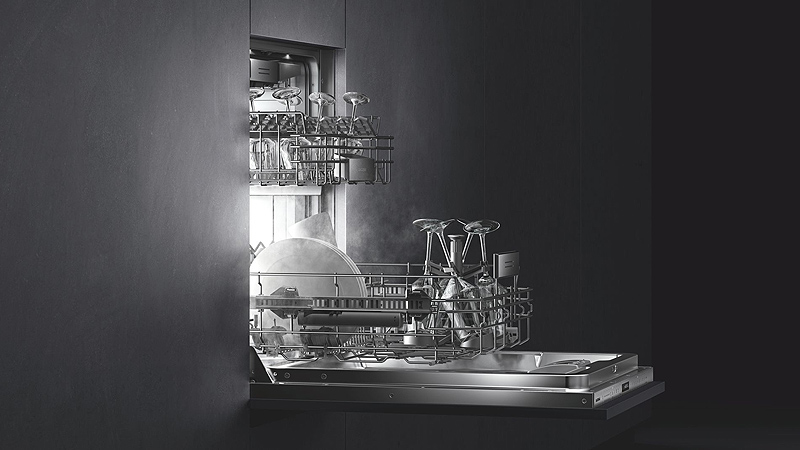 Gaggenau Serie 400 Geschirrspüler geoeffneter gaggenau serie 400 geschirrspueler mit licht in einer dunklen kulisse von der seite