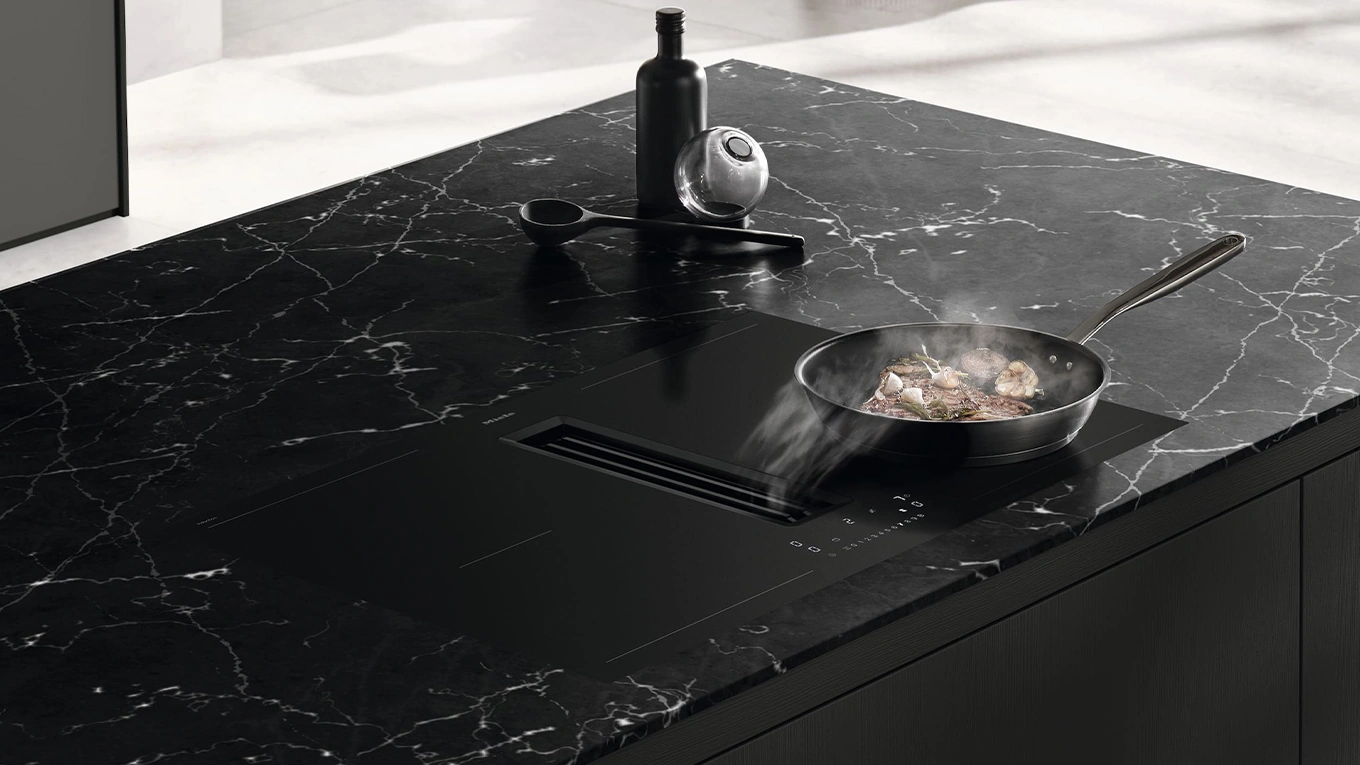 Miele MattFinish Kochfeld Pfanne auf einem Miele Mattfinfish kochfeld mit dunstabzug