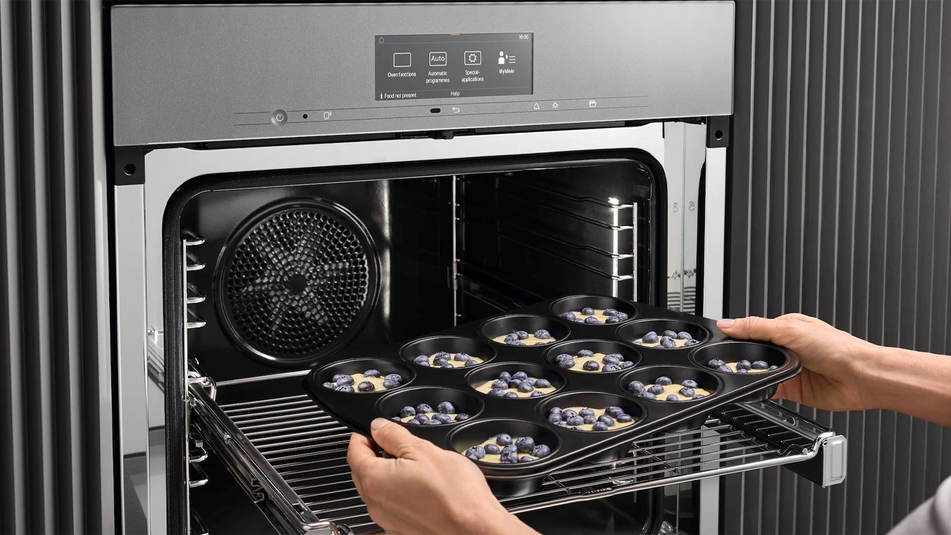 miele ki backofen miele smart food id ki backofen gart speisen wie muffins mit blaubeeren automatisch auf den punkt