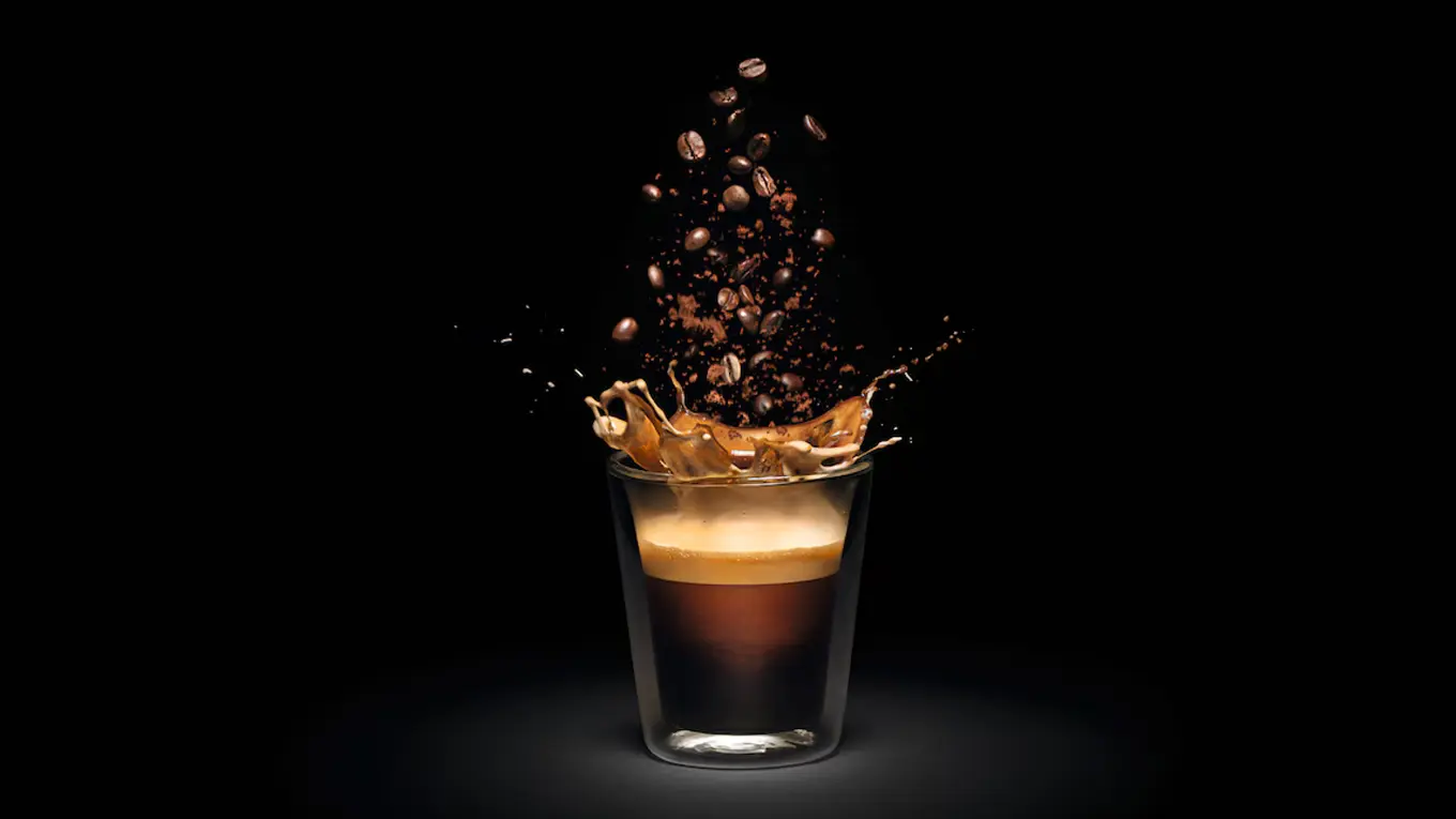 Aromatischer Kaffee vor dunklem hintergrund