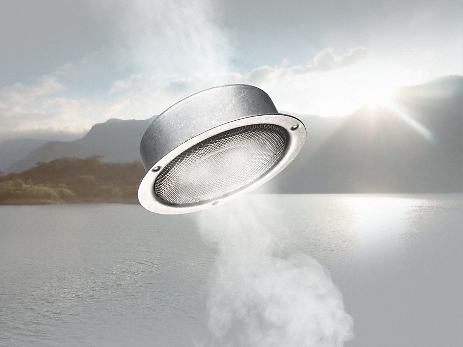 Miele Airclean Katalysator in der Luft fliegender Miele Airclean Katalysator über einer landschaft mit meer und bergen