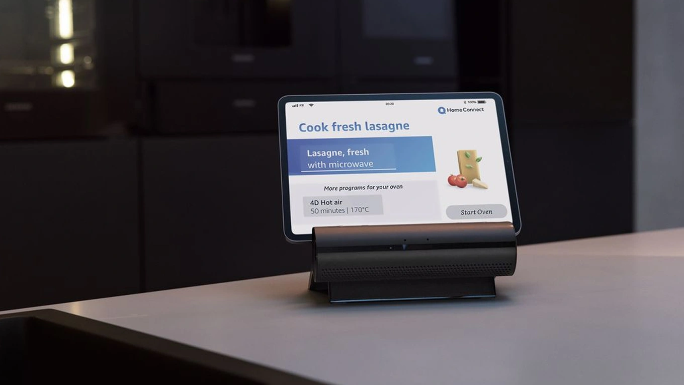 Siemens Smart Kitchen Dock Display siemens smart kitchen dock display mit Lasagne Rezept in einer Küche