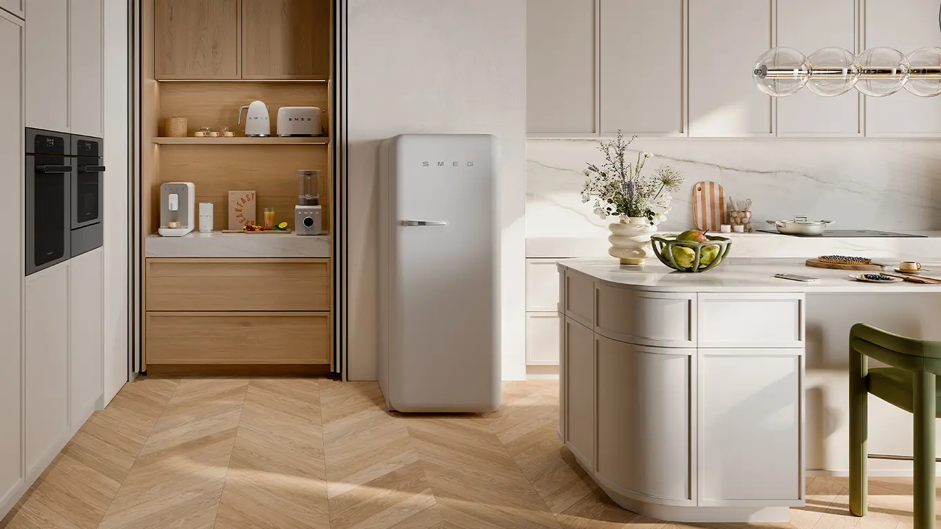 Smeg Fab28 in mattweiß in einer hellen küche