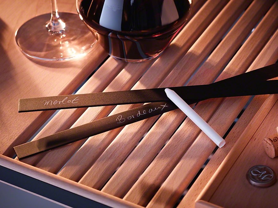Miele Noteboard Weinkühlschrank Zwei beschreibbare Kreidebretter Miele Noteboard über Kreuz mit passendem weißen kreidestift auf einem Flexiframe holzrost für den weinkühlschrank