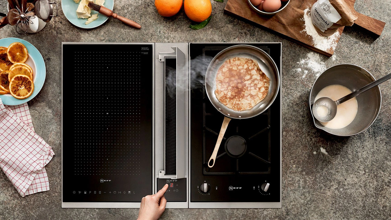 Neff Collection Kochfeldabzug neff collection kochfeldabzug von oben beim abziehen von dampf aus einer pfanne