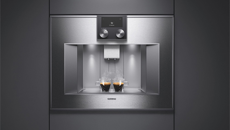 Gaggenau Serie 400 Kaffeevollautomat ein gaggenau serie 400 kaffeevollautomat in silber mit zwei vollen espresso glaesern von vorne