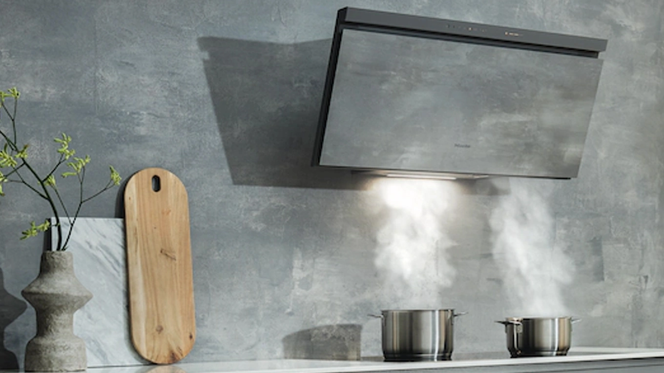Miele Wand-Dunstabzugshaube in Miele Beton Optik zieht Kochdünste von zwei Töpfen ab