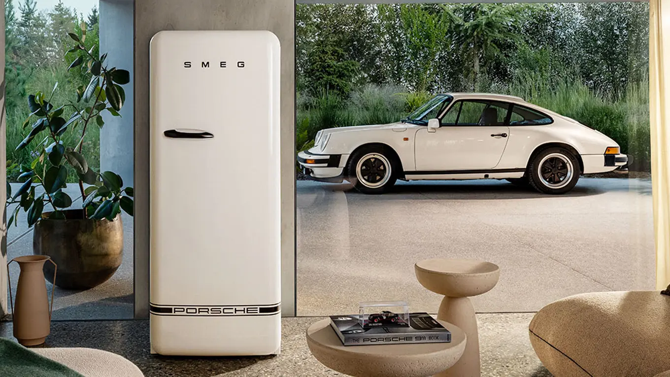 Weißer Kühlschrank mit weißem Porsche im Hintergrund aus der porsche x smeg sonderedition