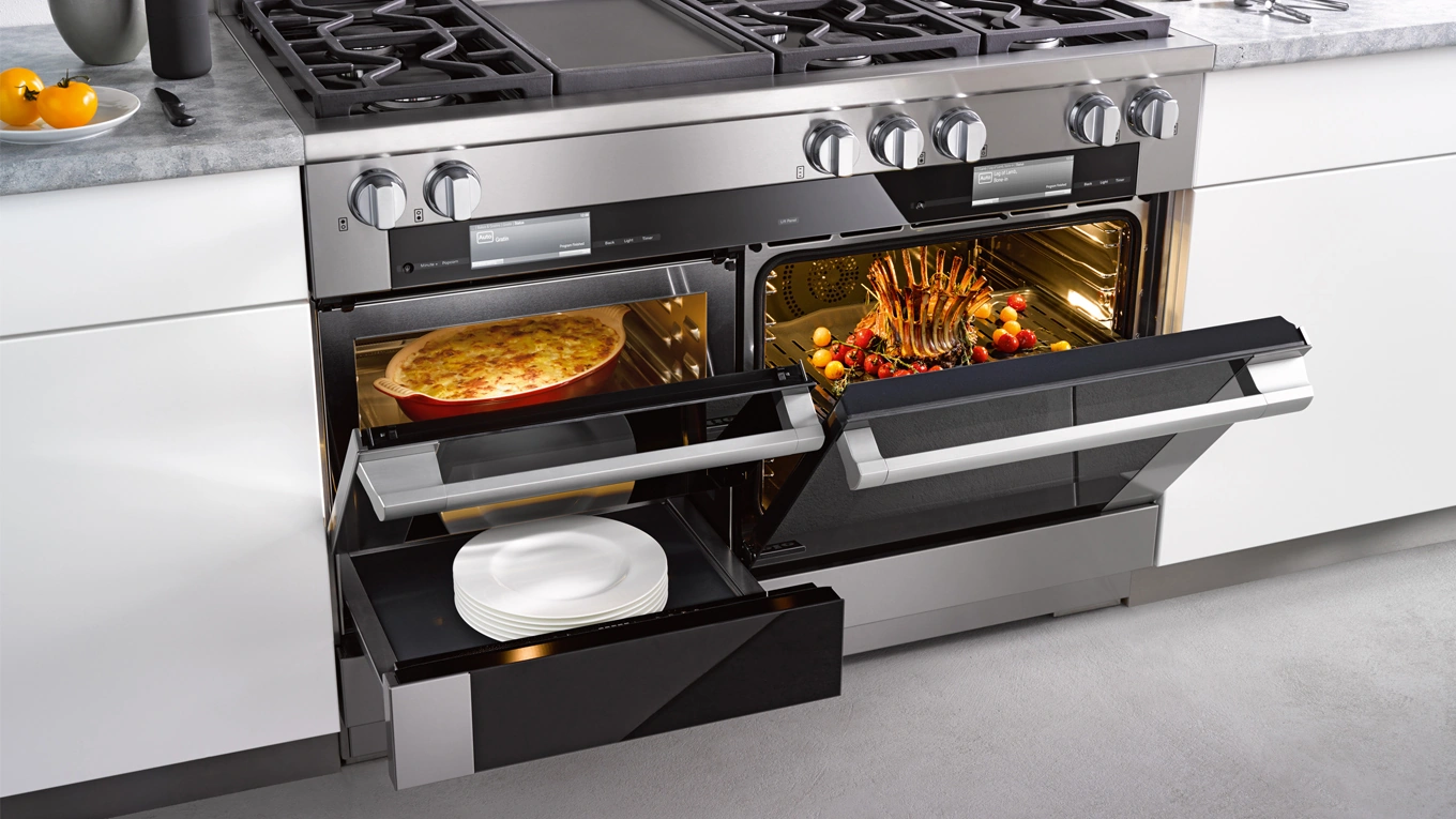 miele range cooker mit drei geöffneten türen