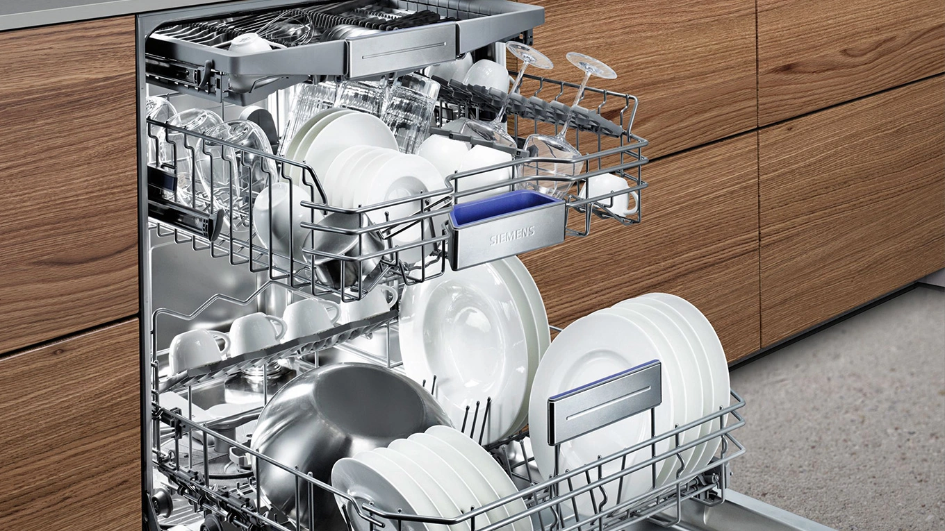 Siemens Geschirrspüler geöffneter siemens geschirrspüler mit geschirr