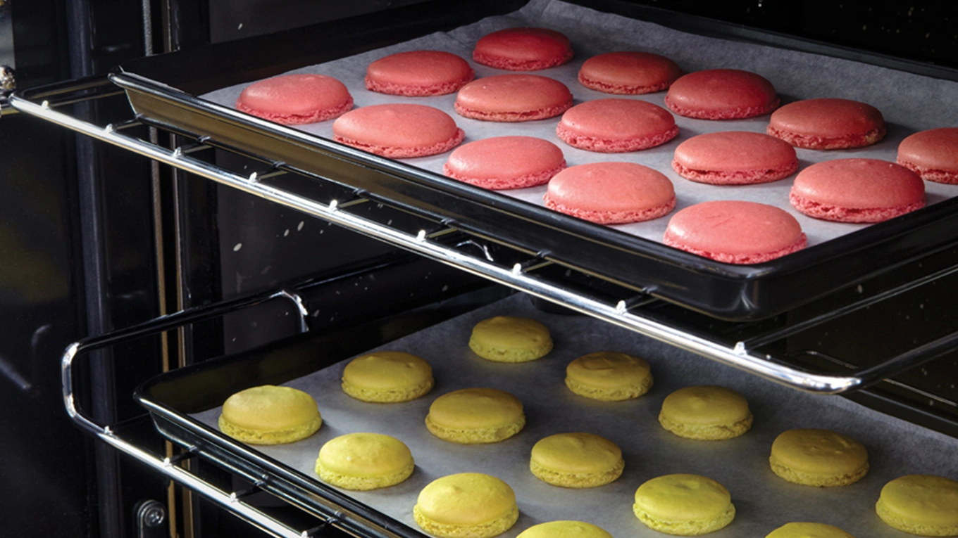 Macarons auf einem Backblech auf einem Rost im Falcon Herd