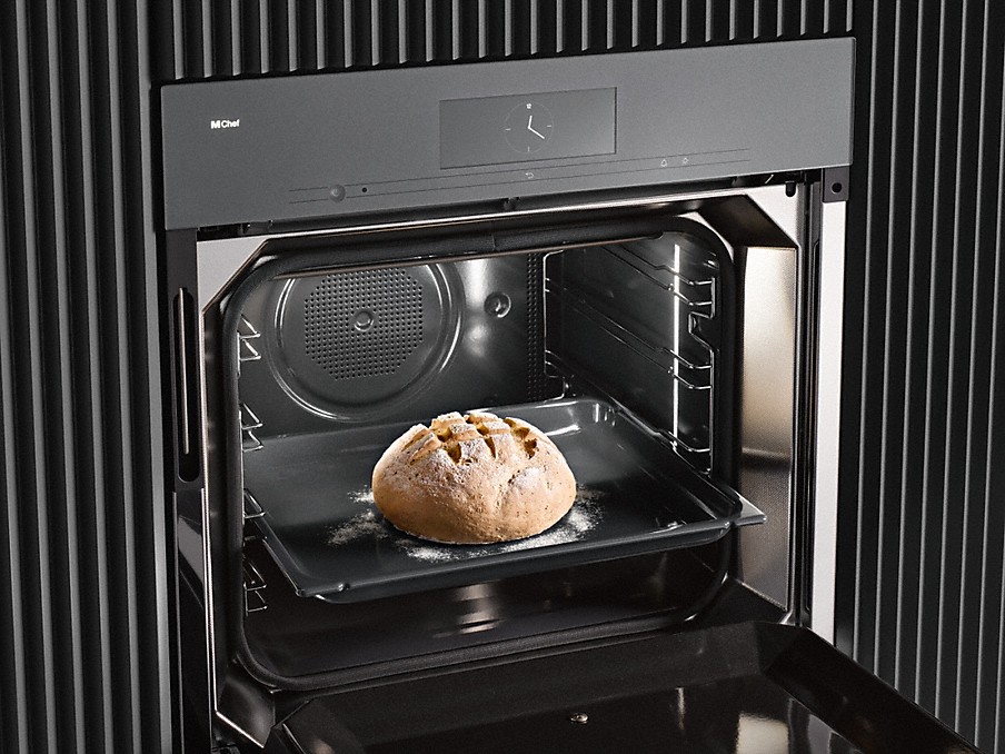 Miele M Chef mit Klimagaren gebackenes rundes brot auf einem backblech in einem miele m chef gerät mit klimagaren funktion