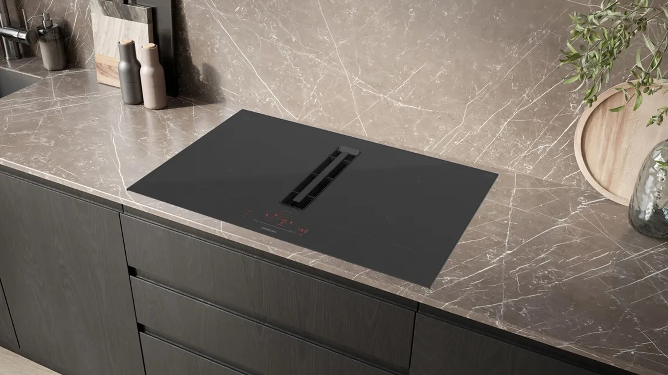Siemens inductionAir Plus Kochfeld mit Abzug Siemens inductionAir Plus Kochfeld mit Abzug und diamondProtect Oberfläche in einer Küche mit Steinarbeitsplatte