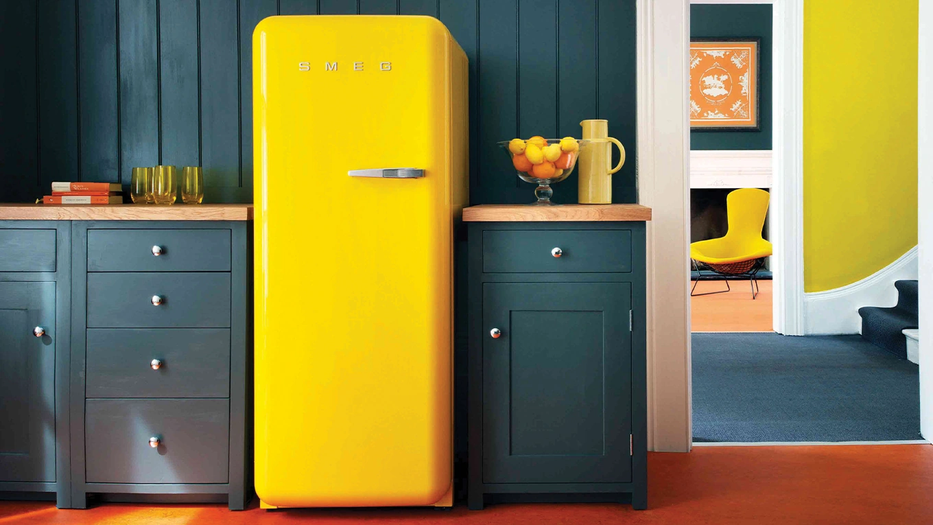 smeg fab28 standkühlschrank in gelb smeg fab28 kühlschrank in gelb in einer grauen küche