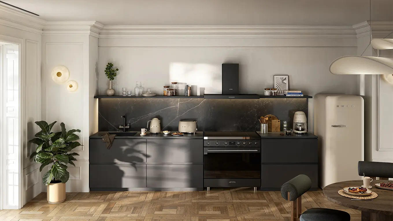 smeg fab28 retro kühlschrank in moonlight matt in einer dunklen küche