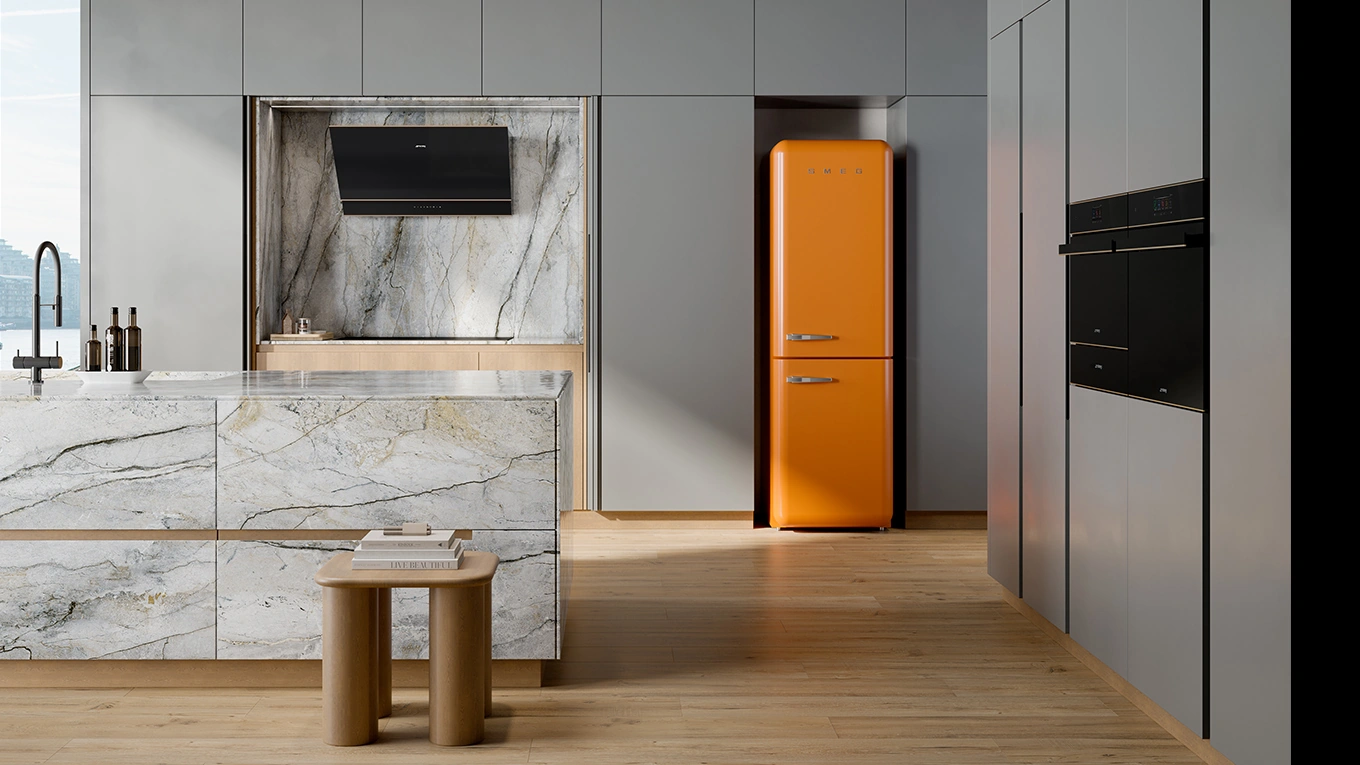 Smeg Fab32 kühlschrank in orange in einer nische in einer grauen küche