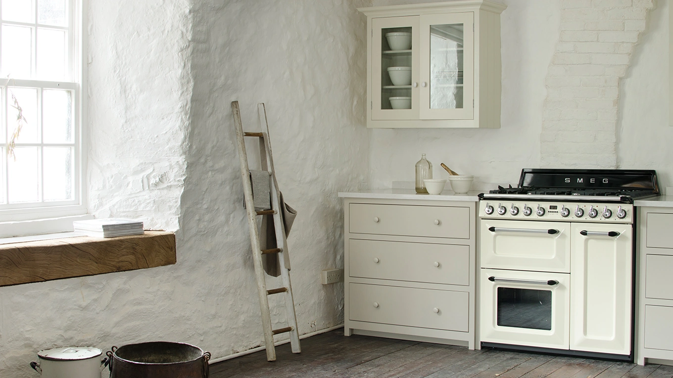 smeg victoria kochzentrum retro in weiß in einer creme farbenen landhausküche