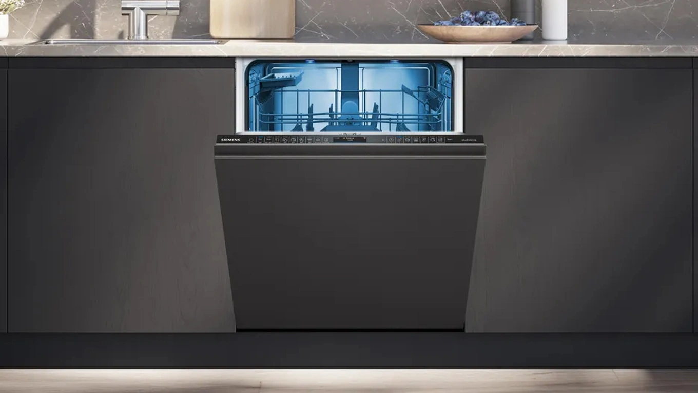 siemens-SN87Y801BE geschirrspüler vollintegriert in einer dunklen grifflosen küche