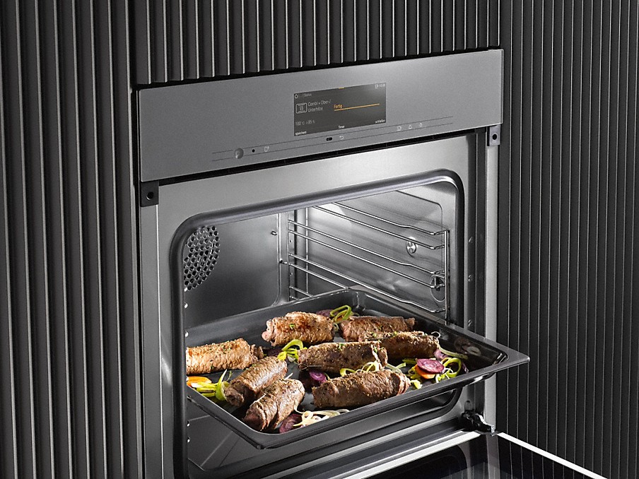 Miele Combigaren mit rouladen gefuelltes backblech in einem miele backofen mit combigaren