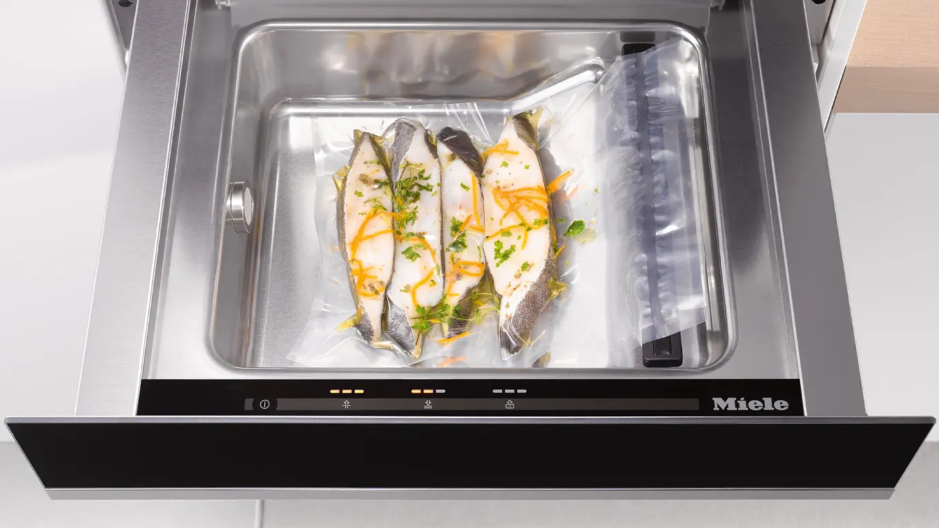 fischfilet im vakuumbeutel in einer vakuumierschublade von miele