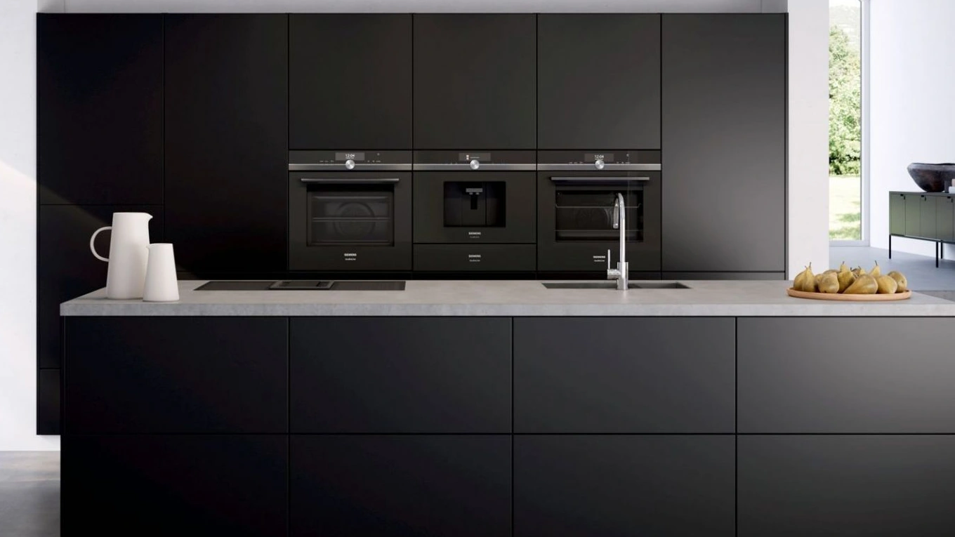 Schwarze Siemens Einbau-Küchengeräte in einer schwarzen Küche