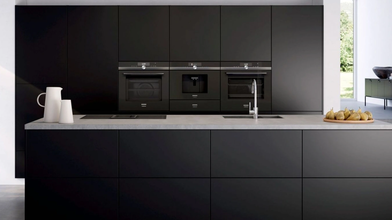 Siemens Dampfbackofen Schwarze Siemens Einbau-Küchengeräte in einer schwarzen Küche