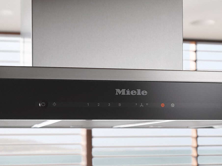 Miele Display an einer Inselhaube mit Filter-Indikator