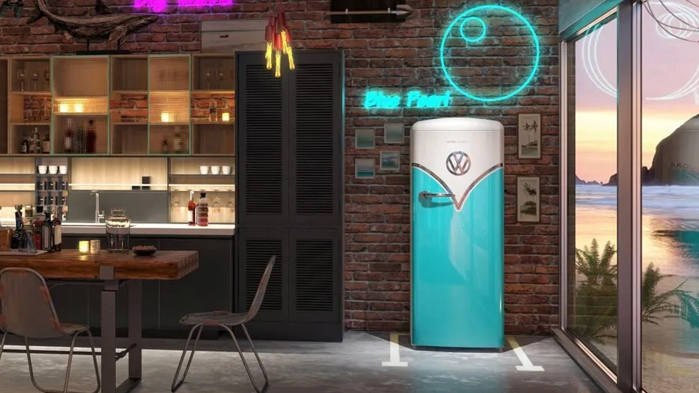 Gorenje VW Bulli Kühlschrank Blau Gorenje VW Bulli Kühlschrank in Blau Weiß in einer modernen Küche mit Blick auf das Meer