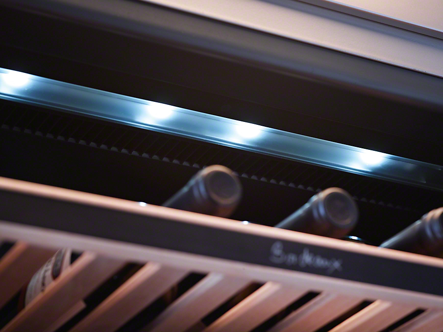 Miele LED-Licht Weinkühlschrank Weiß-Blaue LED-Beleuchtung in einem Miele Weinkühlschrank