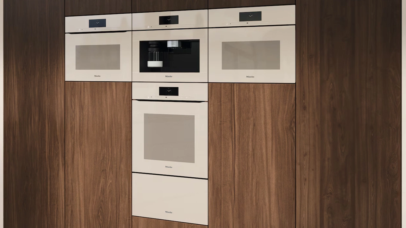 Miele Pearlbeige Backofen Kaffeevollautomat und Mikrowelle in einer holzfront