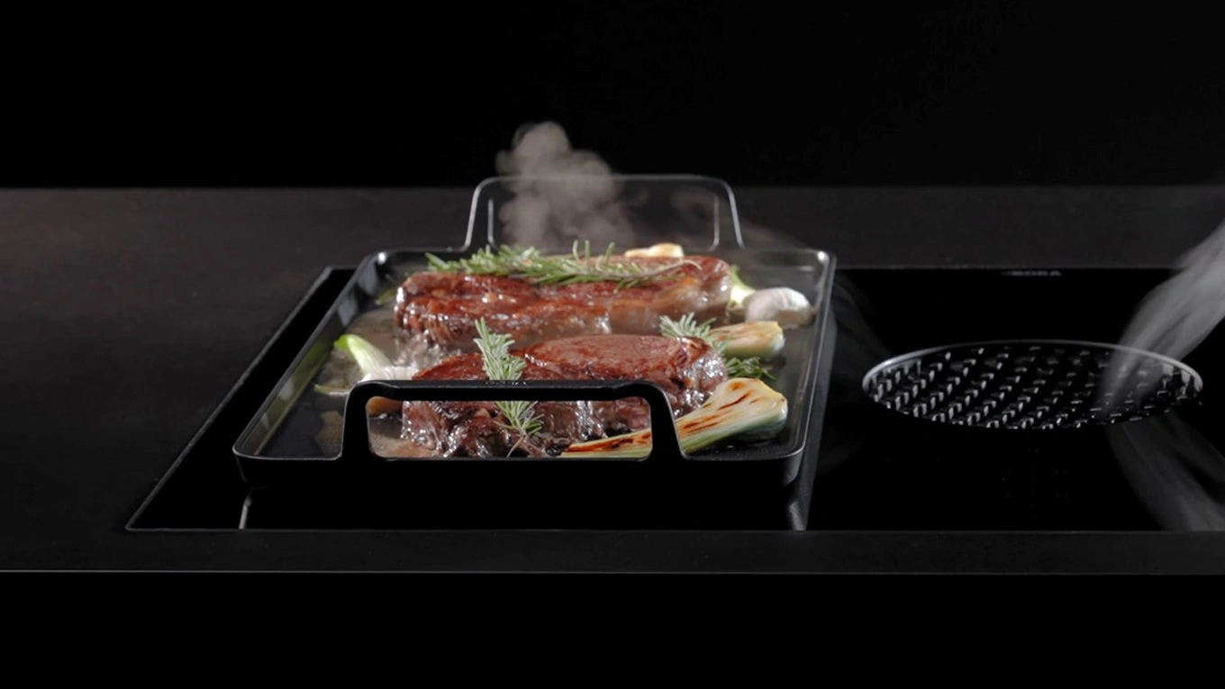 bora grillpfanne bora grillpfanne aus alu auf einem bora kochfeld mit abzug