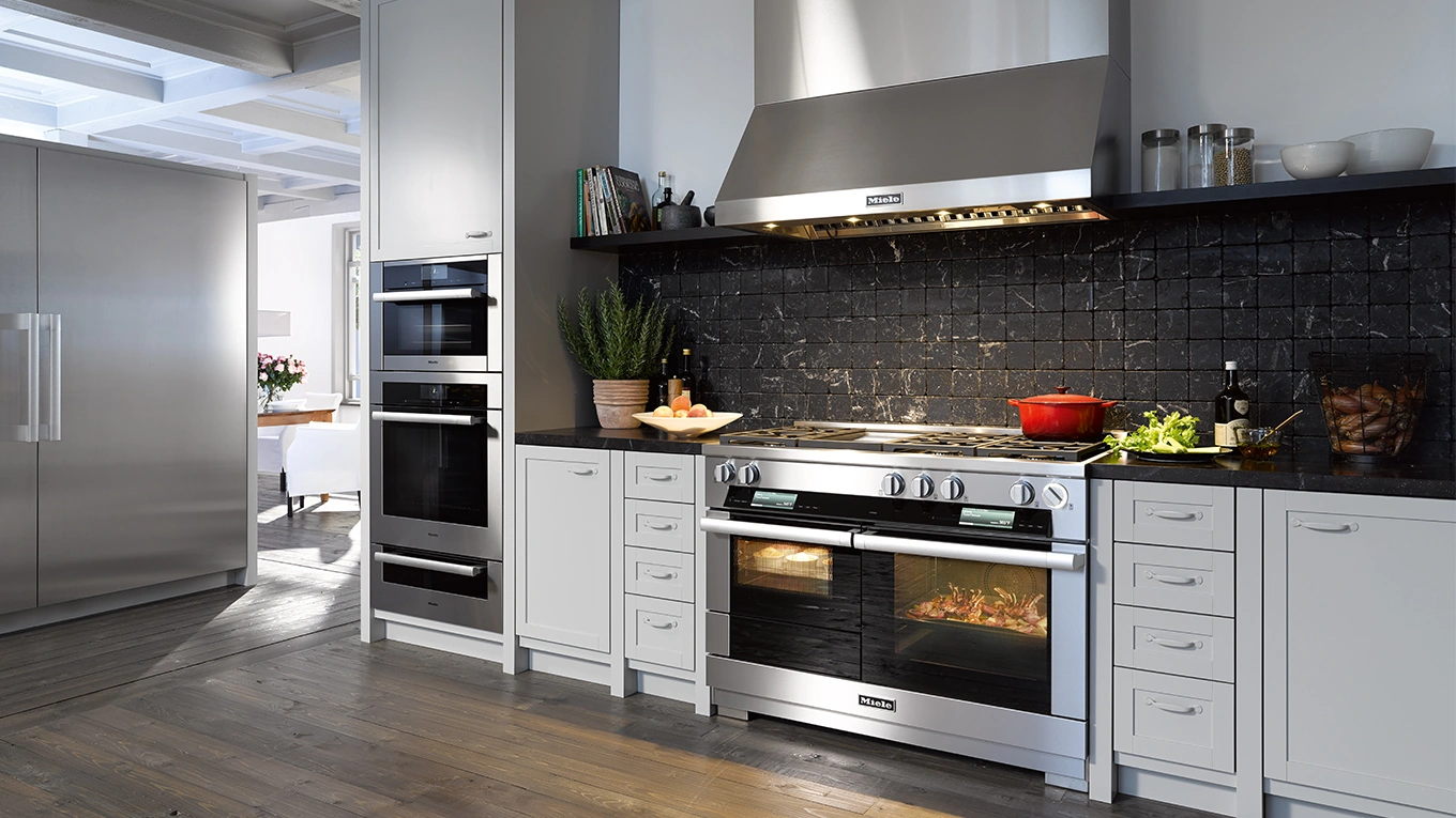 miele range cooker miele range cooker in einer großen küche