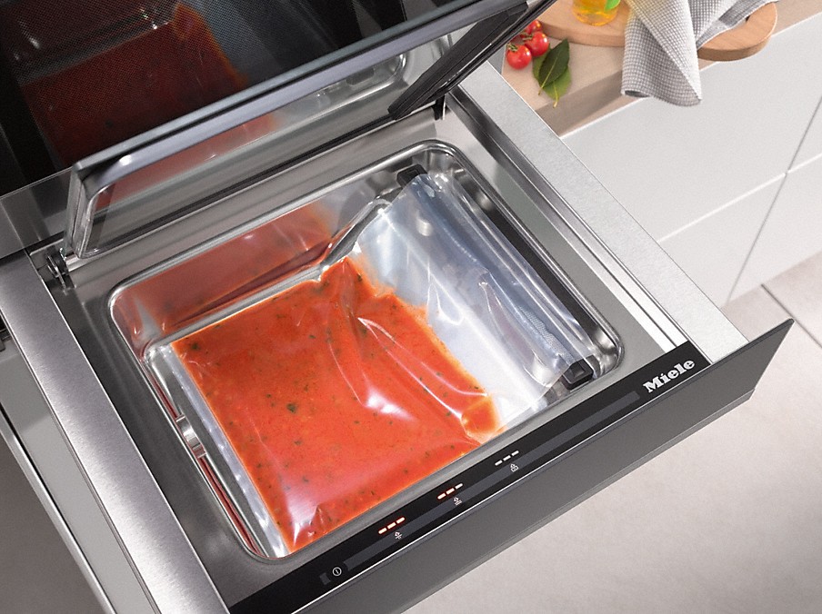 Miele Vakuumieren von Flüssigkeiten rote soße in einem vakuumierbeutel in einer miele vakuumierschublade