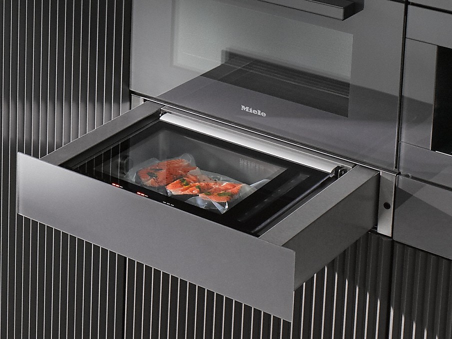 Miele Wärmeschublade mit Vollauszug vakuumierte Lebensmittel in einer Vakuumierschublade mit Vollauszug unter einem miele backofen