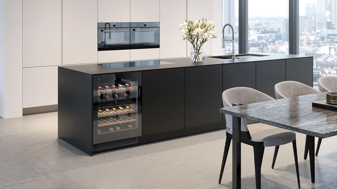 V-ZUG Unterbau-Weinkühlschrank V-ZUG Unterbau-Weinkühlschrank unter einer dunklen Arbeitsplatte