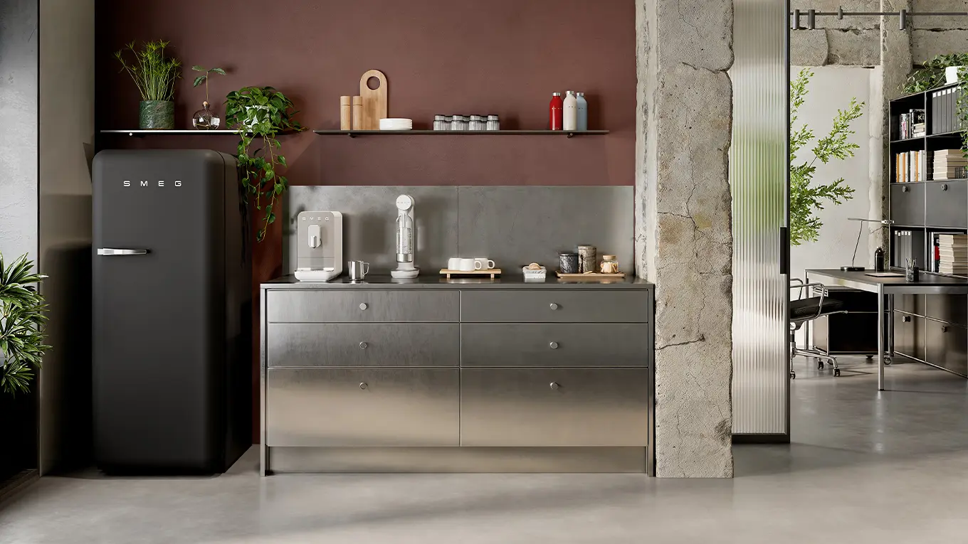 Smeg Fab28 kühlschrank in mattschwarz in einer edelstahlküche