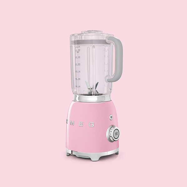 smeg retro standmixer in pink vor pinkem hintergrund