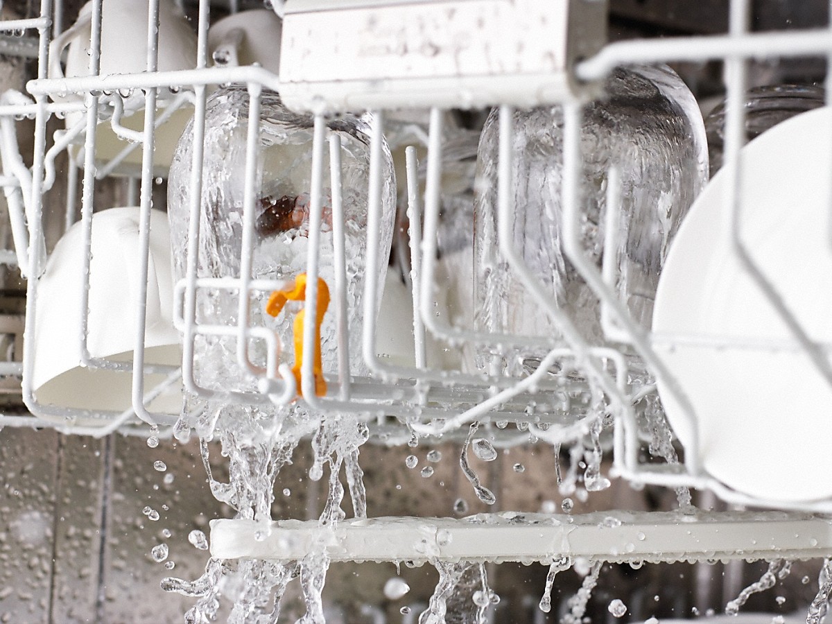 Miele Frischwasser Geschirrspüler detail von einem miele frischwasser geschirrspueler korb von dem viel wasser herunter tropft
