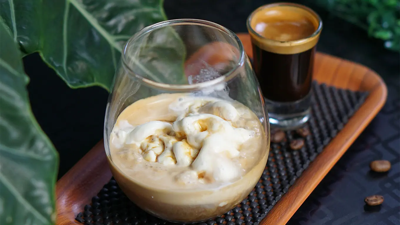 Affogato im glas neben espesso auf einem tablett