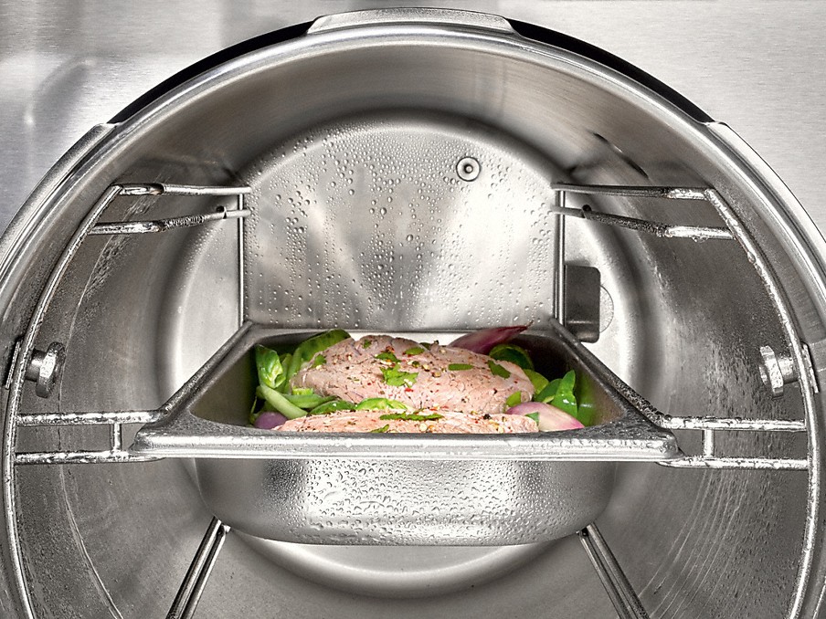 Miele automatische Rückkühlung dampfgarbehaelter mit lebensmitteln in einem miele dampfgarer mit automatischer rueckkuehlung und viel wasserdampf