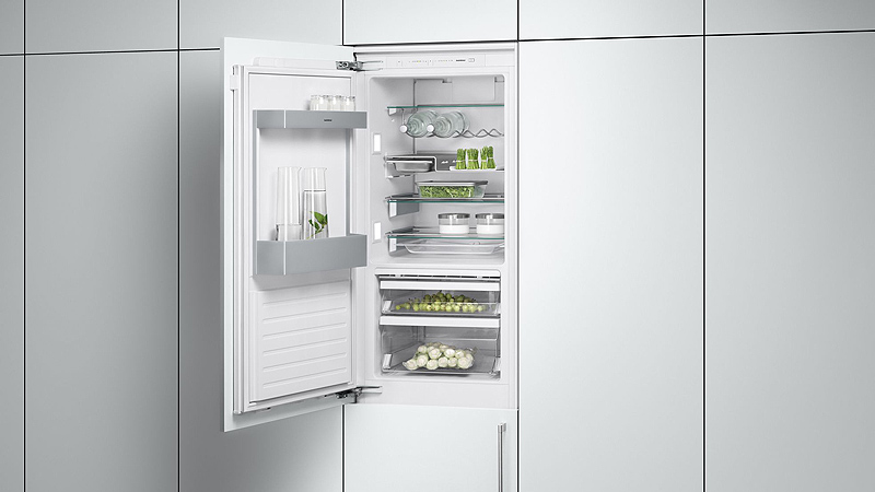 Gaggenau Serie 200 Vario Einbau Kuehlschrank mit geoeffneter tuer in einer weissen kuechenfront