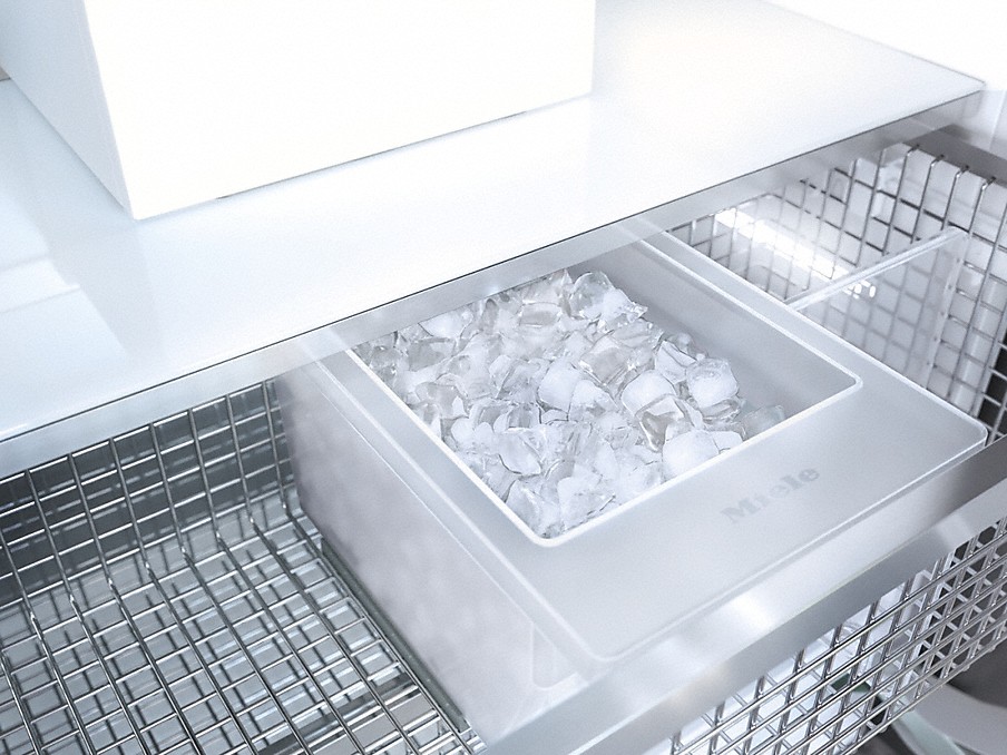 Miele Mastercool IceMaker Eiswürfel in einem Ice Maker im Miele Mastercool Kühlschrank