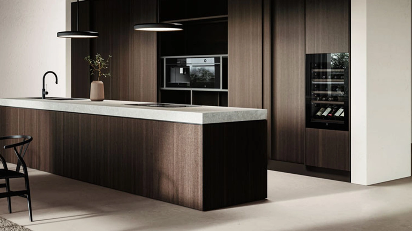 V-ZUG Einbaugeräte V-ZUG Einbaugeräte in einer dunklen Küche