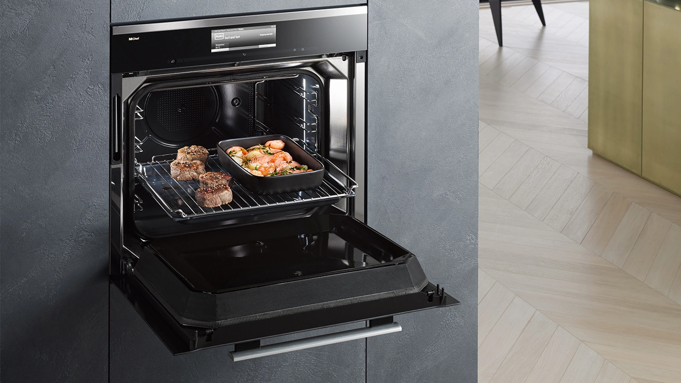 miele dialoggarer mit m chef technik Fleisch und gefüllter bräter in einem geöffneten miele dialoggarer mit m chef technik