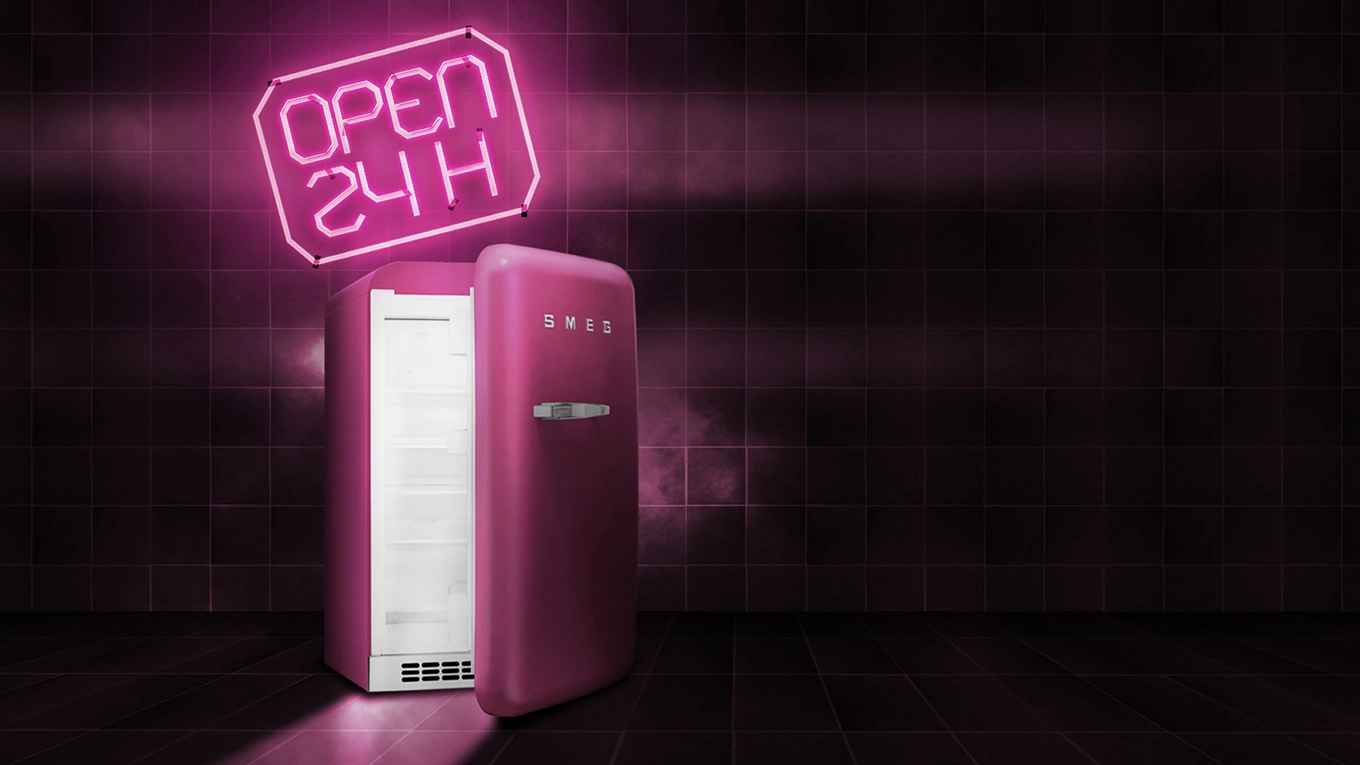 smeg retro kühlschrank in pink mit geöffneter tür und led schild open 24 h vor dunkler kulisse