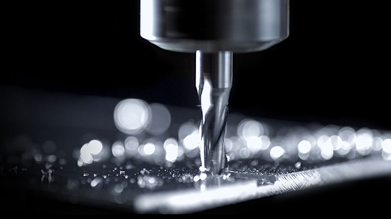 Dem Metall seine Bestimmung geben detailaufnahme einer schraube, die sich in edelstahl dreht