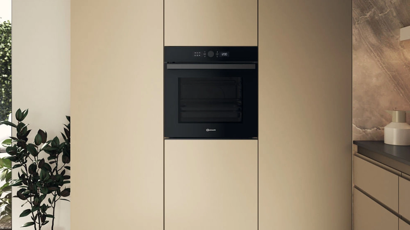 bauknecht BBI4S8PM1SK Backofen mit soft steam bauknecht BBI4S8PM1SK Backofen mit soft steam und air fry in einer beigen küche